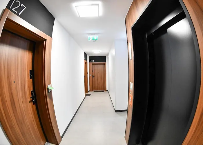 Elegant Two-Room , Sleeps 4, Near Turon Arena, Balcony, Air Condition